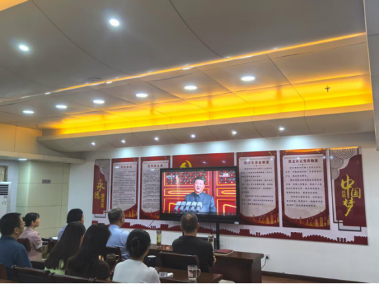 六安市供销社机关党支部组织党员干部收看中国人民抗日战争暨世界反法西斯战争胜利80周年纪念大会